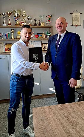 Wójt z przedstawicielem klubu sportowego ujęcie 1