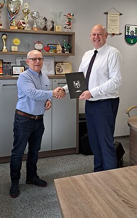 Wójt z przedstawicielem klubu sportowego ujęcie 3