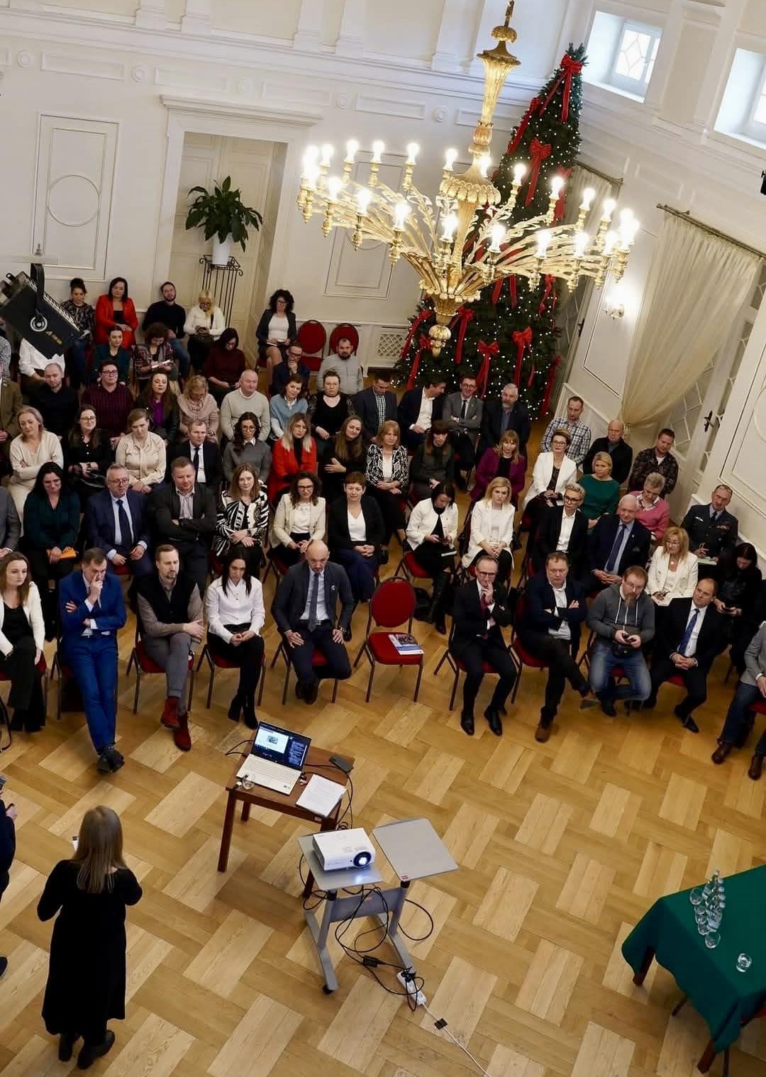 uczestnicy zgromadzeni w sali podczas konferencji 