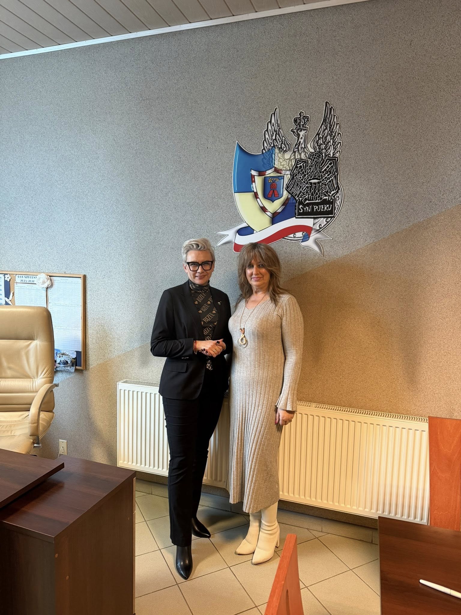 W&oacute;jt i dyrektor szkoły w Węglowicach podczas spotkania 