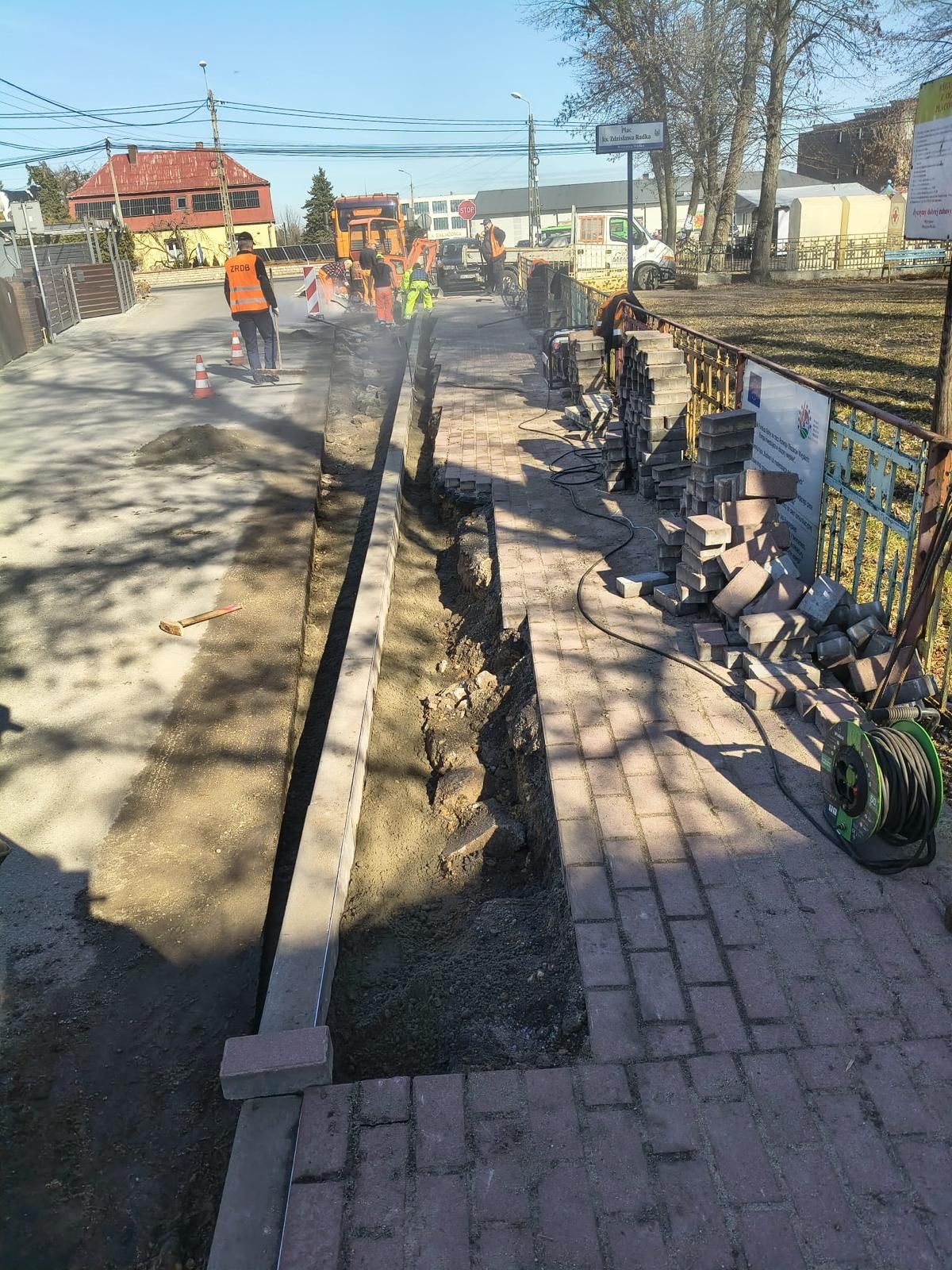 uszkodzona nawierzchnia przed naprawą 