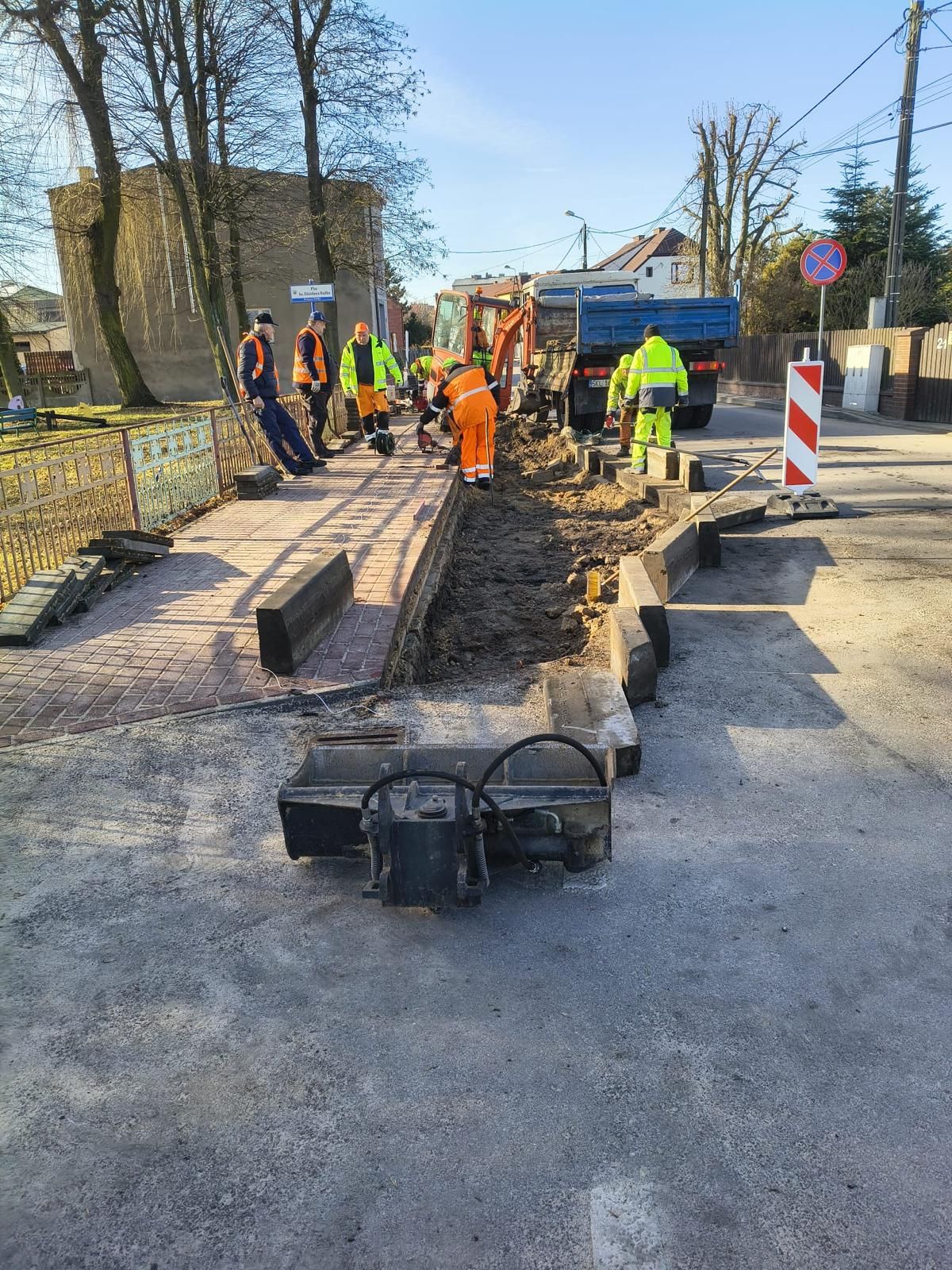 ekipa remontowa podczas naprawy nawierzchni 