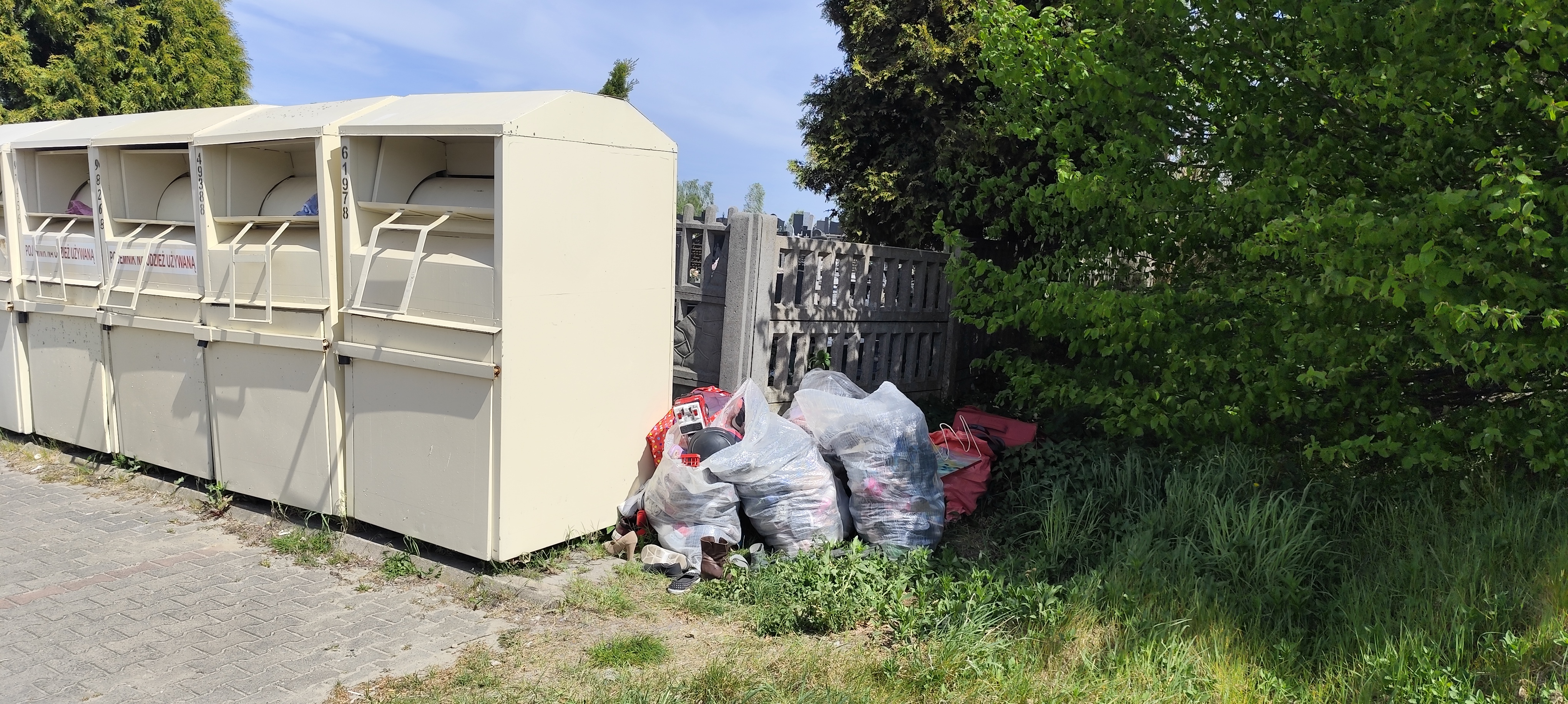 Kontener przy którym ustawiono worki z ubraniami ujęcie 4